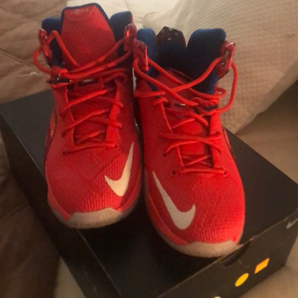 Lebron XII (GS) red -6Y - Picture 7 of 8